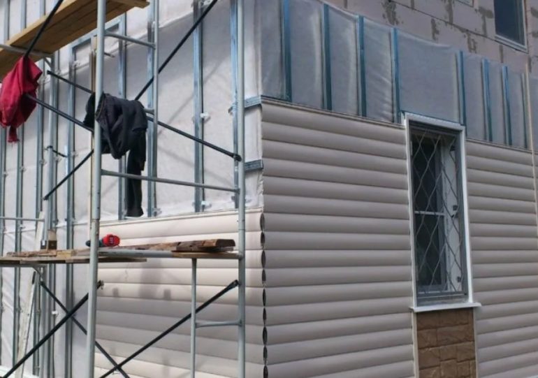 Монтаж сайдинга зимой: реально ли делать отделку в мороз