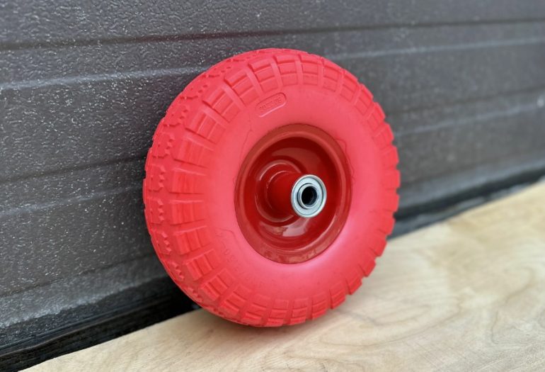 Колесо на тележку для дачи: решение для тяжелых мешков, ящиков и стройматериалов